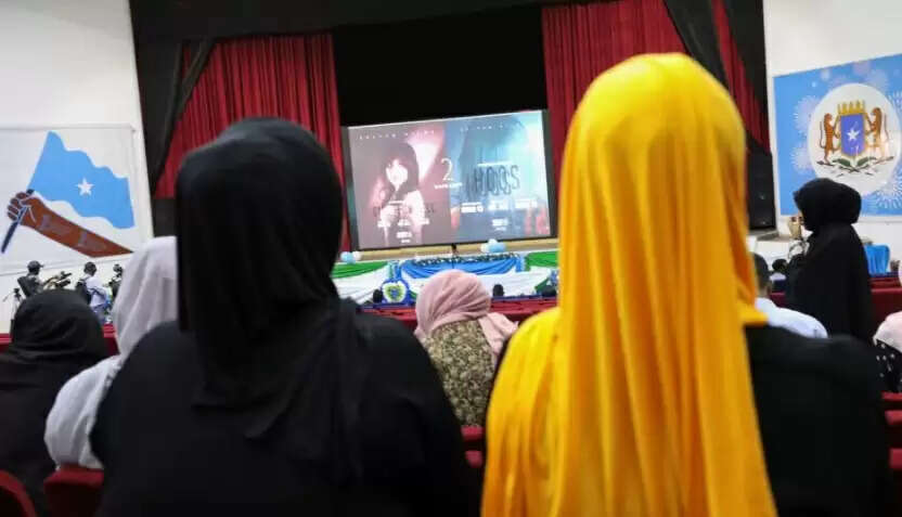 30 ஆண்டுகளுக்கு பிறகு இந்த நாட்டில் ஒரு தியேட்டர் திறப்பு.. ஆனந்த கண்ணீரில் மக்கள் !