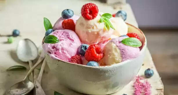 அடபாவி.. இதெல்லாம் ஒரு காரணமா? ஊருக்குள் ஹெலிகாப்டரை தரையிறக்கிய பைலட் !!