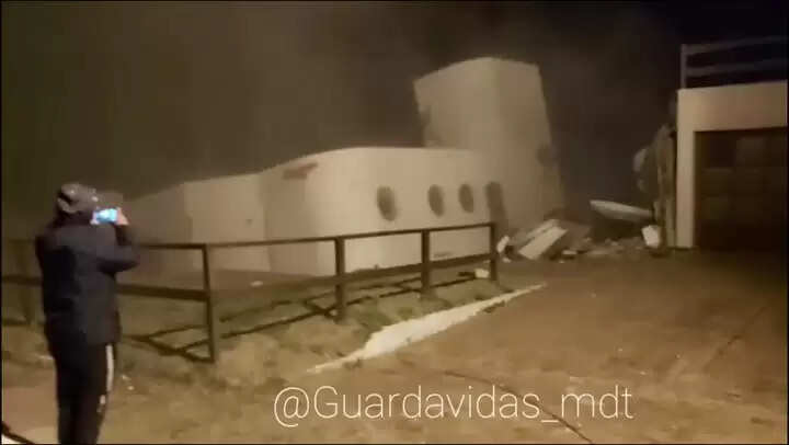 கடலில் நொறுங்கி விழுந்த வீடு..! வைரலாகும் காட்சிகள்! கடலில் நொறுங்கி விழுந்த வீடு..! வைரலாகும் காட்சிகள்!