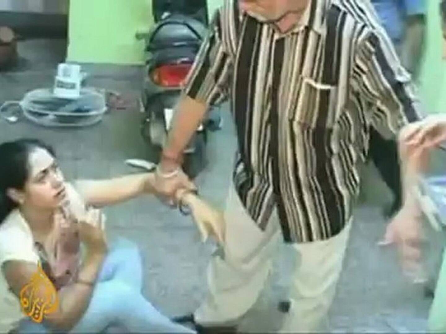 மனைவியை யார் துன்புறுத்தினாலும் கணவன் தான் முழு பொறுப்பு! உச்ச நீதிமன்றம் அதிரடி தீர்ப்பு!