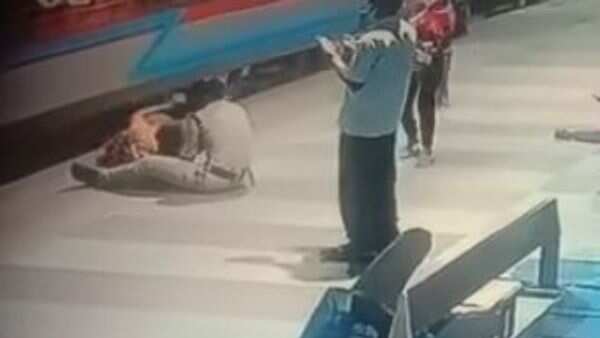 ஓடும் ரயிலில் இருந்து இறங்க முயன்ற பெண்... நொடிப்பொழுதில் காப்பாற்றிய ரயில்வே போலீஸ்..!