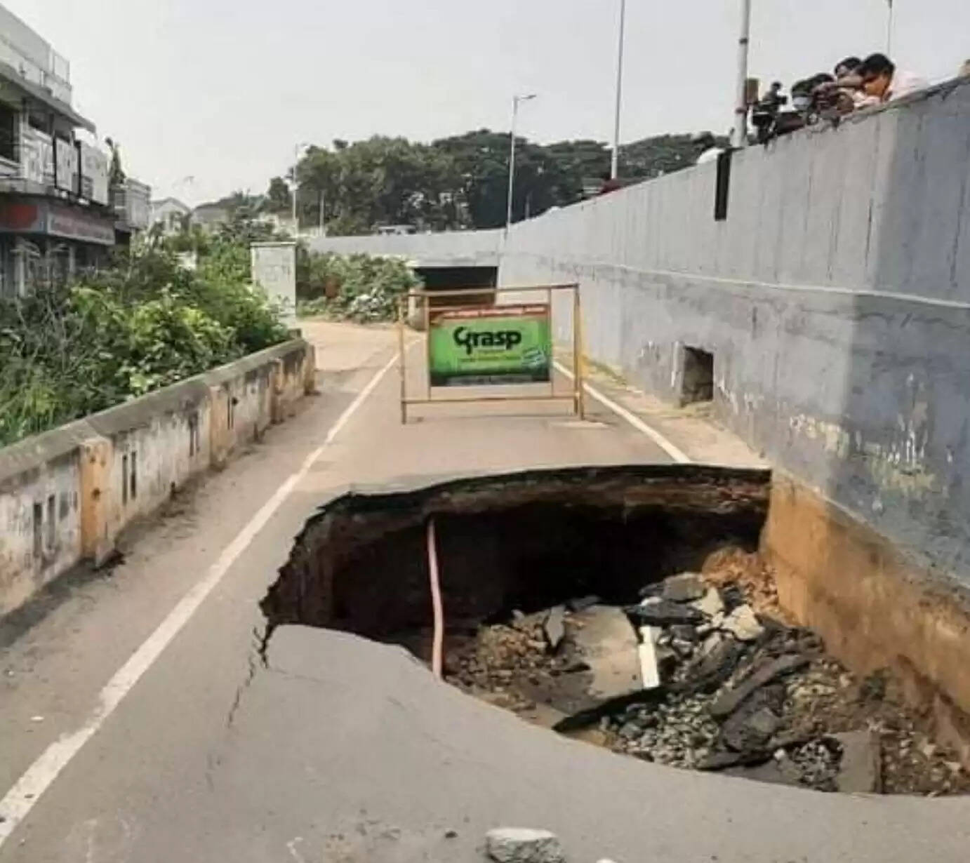 எடப்பாடி பழனிசாமியை கலாய்க்கும் நெட்டிசன்கள்..! வெல்லம் உருகிடிச்சுனு சொன்னீங்களே... இங்க ஒரு ரோடே உருகியிருக்கு...