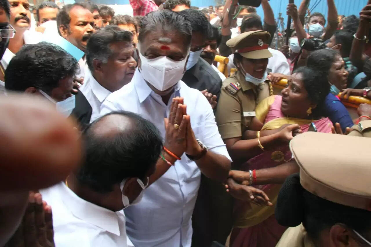 ஆறுமுகசாமி ஆணையத்தில் முதல் முறையாக ஆஜரானார் ஓபிஎஸ்!