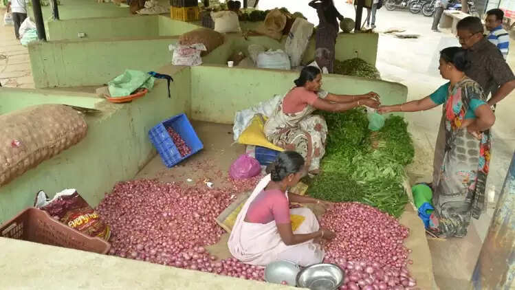 ரூ. 200-க்கு காய்கறி வாங்குபவர்களுக்கு தக்காளி, தேங்காய் இலவசம்!! ரூ. 200-க்கு காய்கறி வாங்குபவர்களுக்கு தக்காளி, தேங்காய் இலவசம்!!