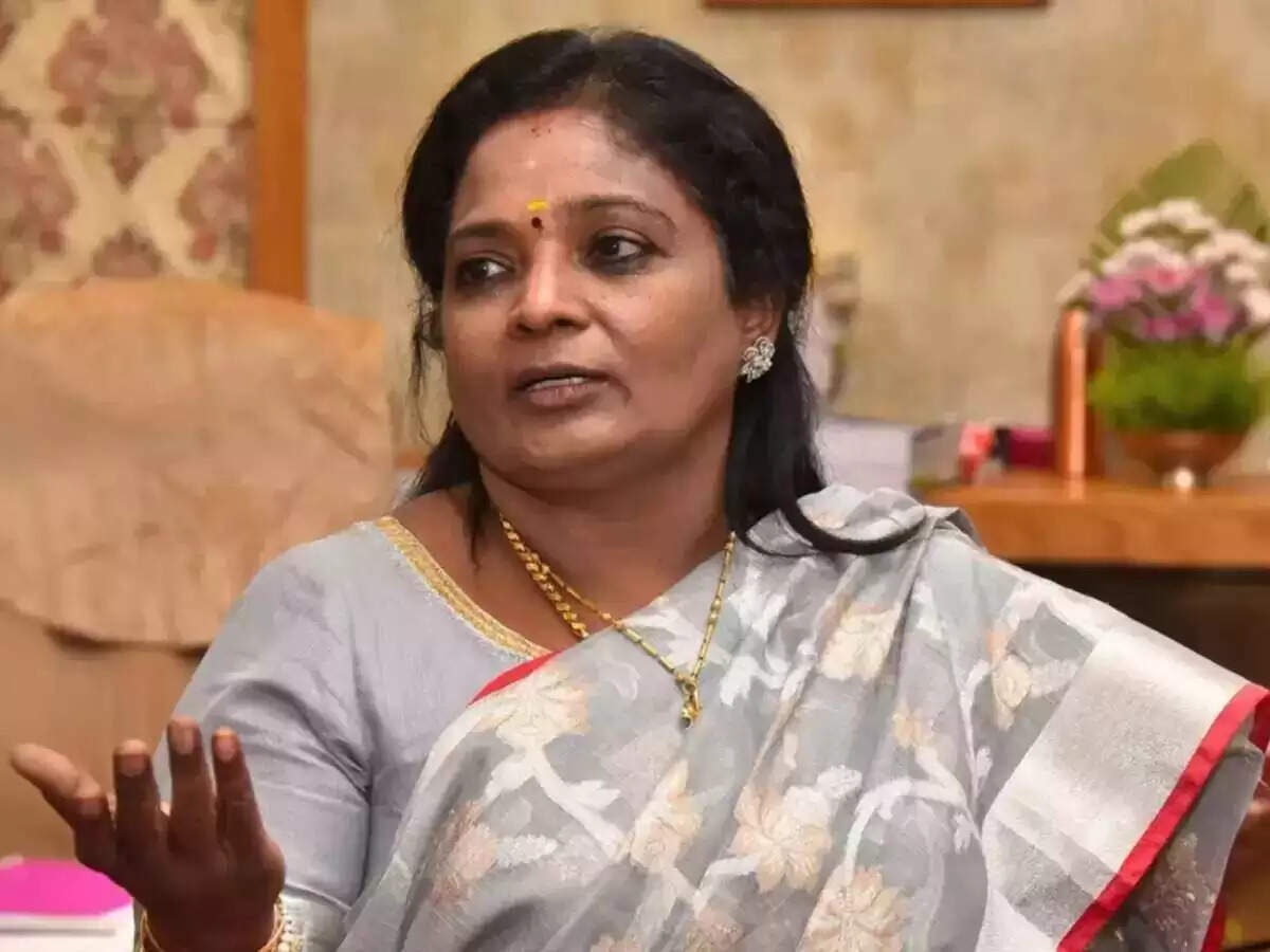 அண்ணா விருது பெற்றவர் இப்படி பேசலாமா..?: கவர்னர் தமிழிசை வேதனை..! அண்ணா விருது பெற்றவர் இப்படி பேசலாமா..?: கவர்னர் தமிழிசை வேதனை..!
