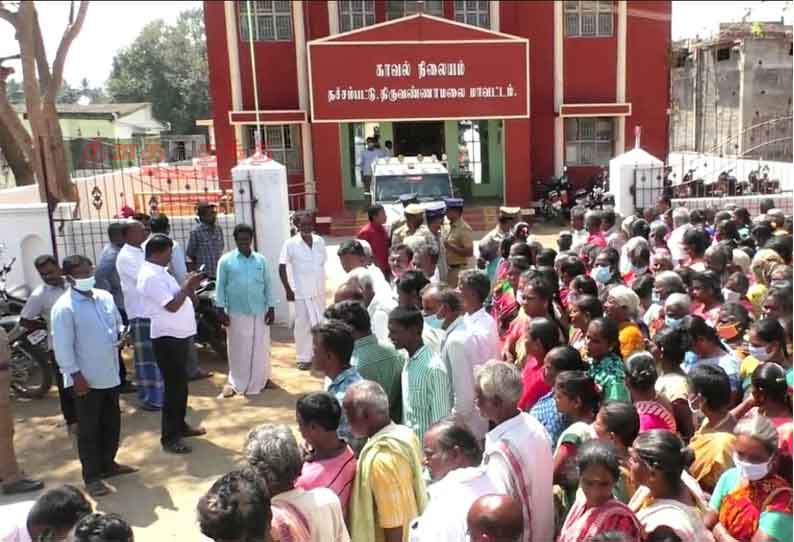 தொடர் வழிபறியால் மக்கள் வெளியே போகவே அச்சம்..!! கொள்ளை கும்பலை கைது செய்ய வலியுறுத்தி பொதுமக்கள் போராட்டம்