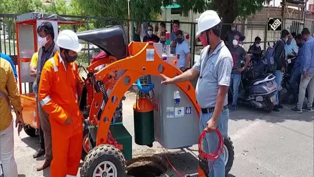 துப்புரவுப் பணியில் ரோபோ : 5 மனிதர்கள் செய்யும் துப்புரவுப் பணியை ஒரு ரோபோ செய்யும் !!