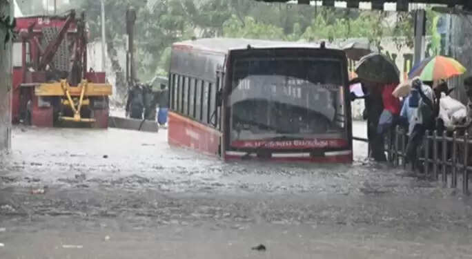 மழையால் சென்னை தத்தளிப்பதை தடுக்க நடவடிக்கை.. 15 ஐஏஎஸ் அதிகாரிகள் நியமனம் !!