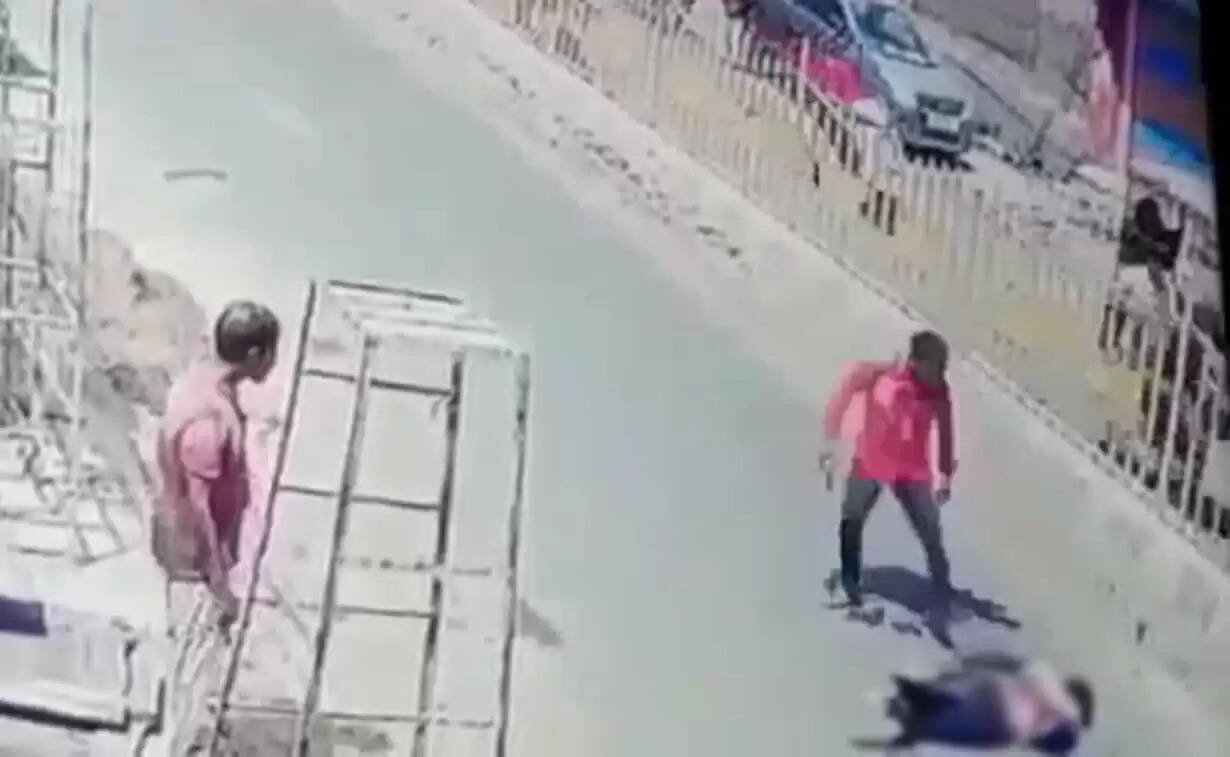 பட்டப்பகலில் பரபரப்பான சாலையில் இளைஞர் குத்திகொலை.. பதறவைக்கும் சிசிடிவி !!