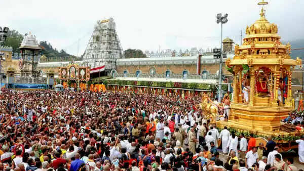 திருப்பதியில் 7 கிலோ மீட்டர் தூரத்திற்கு பக்தர்கள் வரிசை!!