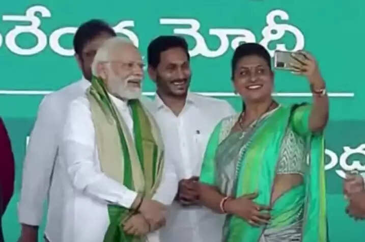 பிரதமர் மோடியுடன் செல்ஃபி.. நடிகை அமைச்சர் உற்சாகம்