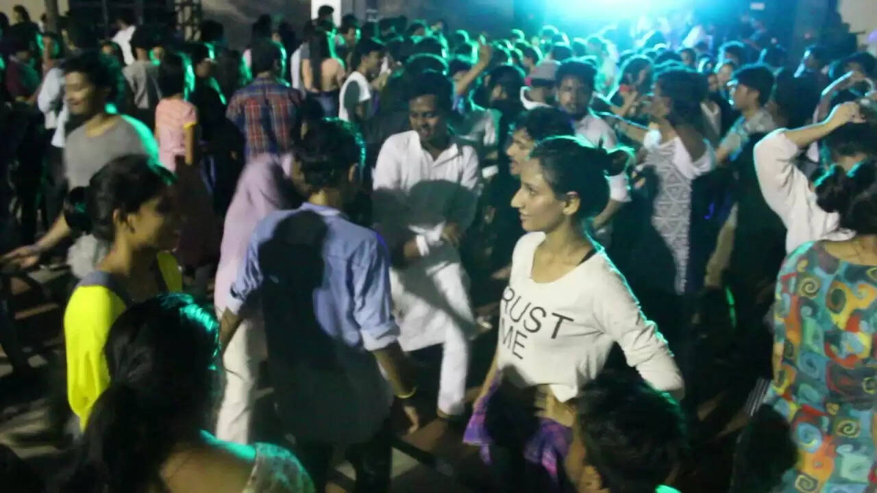 டிஜே நிகழ்ச்சிகளை தீவிரமாக கண்காணிக்கும் காவல்துறை! காரணம் இதுதான்!!