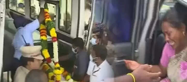 உயிரிழந்த பள்ளி மாணவி உடல் கொண்டு சென்ற ஆம்புலன்ஸ் விபத்தில் சிக்கியது !!