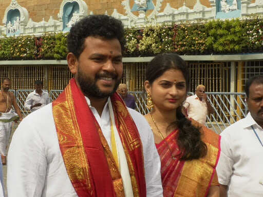 மனைவி கர்ப்பம்... 9 நாட்கள் லீவு கேட்ட எம்.பி!