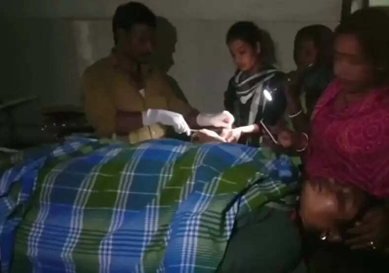 செல்போன் வெளிச்சத்தில் மருத்துவம் பார்த்த அவலம்!! VIDEO