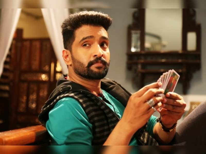 சசிகலா அழைத்தால் அரசியலில் இணைவீர்களா- நடிகர் சந்தானம் பரபரப்பு பதில் !!