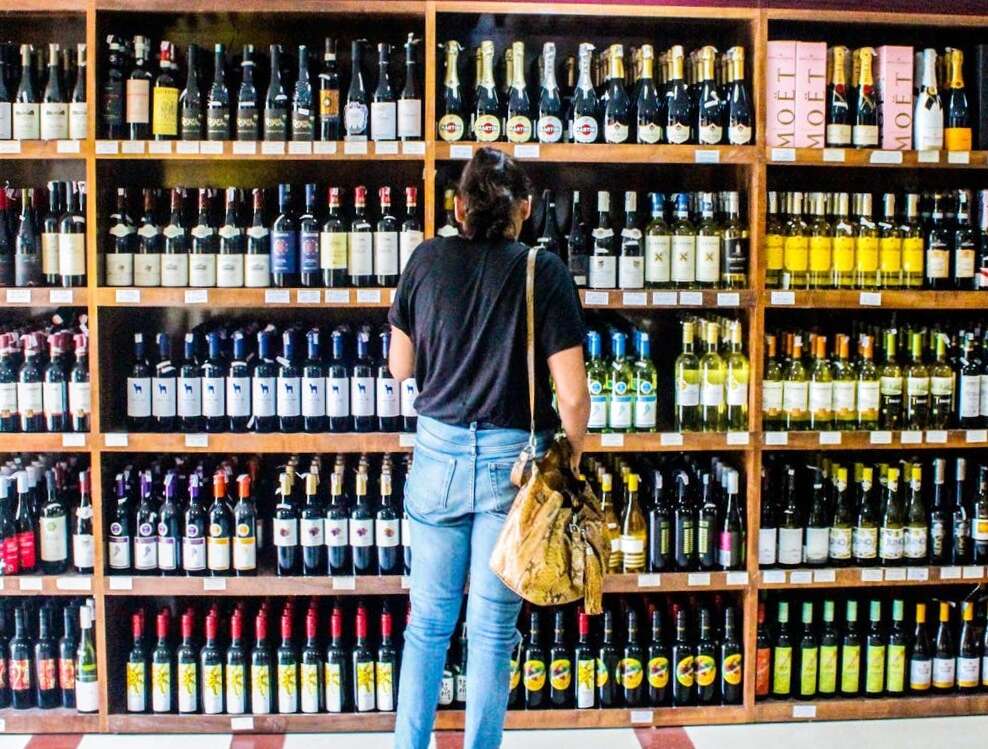 மதுபானம் அருந்துவோருக்கான வயது திடீர் குறைப்பு !!