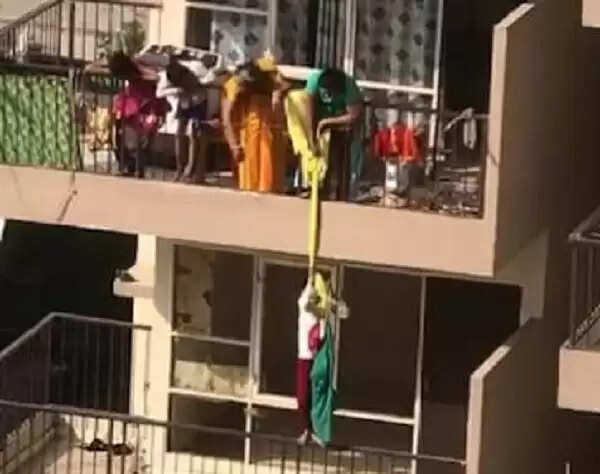 ஒரு சேலைக்காக மகனின் உயிரை பணயம் வைத்த தாய்!!