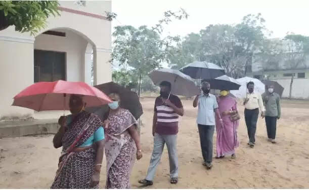 ஆர்வம்.. குடையுடன் சென்று வாக்களித்த மக்கள் !!