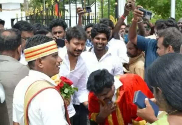 உதயநிதி காலில் விழுந்த மேயர்.. பதவி விலக வலுக்கும் கோரிக்கை..!