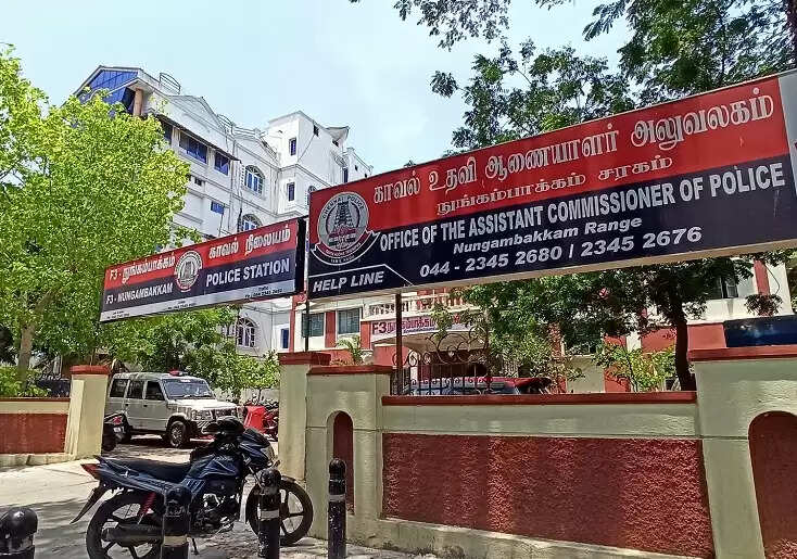 விவேக் பட பாணியில் பெண் காவல் அதிகாரியிடம் ரகளை!!