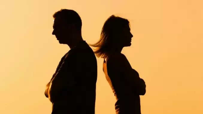 “வீதியில் நிர்வாணமாக செல்வேன்” : கணவனை மிரட்டிய மனைவி!!