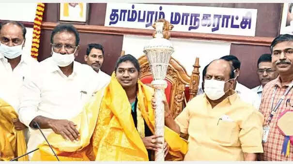 தாம்பரம் மேயரானார் கல் உடைக்கும் தொழிலாளியின் மகள்!! தாம்பரம் மேயரானார் கல் உடைக்கும் தொழிலாளியின் மகள்!!
