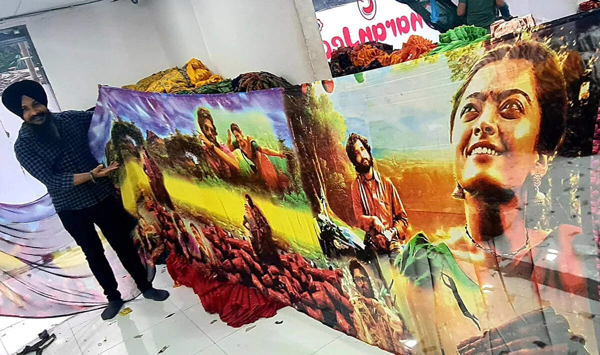 பட்டி தொட்டியெல்லாம் பட்டையை கிளப்பும் “புஷ்பா புடவை”! குவியும் ஆர்டர்கள்!!