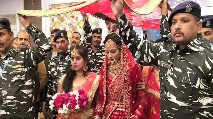 புல்வாமா தாக்குதலில் உயிரிழந்த வீரரின் சகோதரி திருமணம்.. நெகிழ்ச்சியை ஏற்படுத்திய சிஆர்பிஎஃப் !