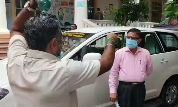 ஆம்புலன்ஸ் டிரைவர் தீக்குளிக்க முயற்சி.. சுகாதாரத்துறை அலுவலகத்தில் பரபரப்பு..!