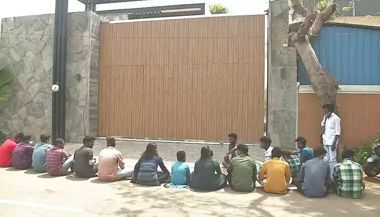 பிறந்தநாள் வாழ்த்துக் கூற, விஜய்யின் வீட்டிற்கு முன் குவிந்த ரசிகர்கள்... திடீர் தர்ணா!!