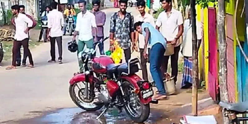 திடீரென தீப்பிடித்து எரிந்த புல்லட்… மக்கள் அதிர்ச்சி!!