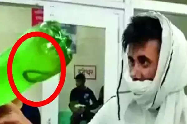 மக்கள் அலறடித்து ஓட்டம்..!! மனைவியை கடித்த பாம்பை கையோடு மருத்துவமனைக்கு எடுத்து வந்த கணவன்..!!