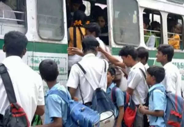 அரசுப்பேருந்தில் பள்ளி மாணவர்கள் அட்டகாசம்… நடத்துநர் மீது தாக்குதல்!!
