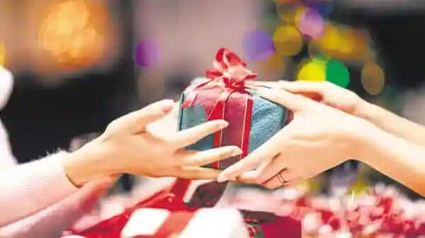 தந்தை மகனுக்கு தரும் பரிசுக்கு வரி கட்ட வேண்டுமா? கிஃப்ட் பாக்ஸ் சட்டம் என்ன சொல்கிறது..?