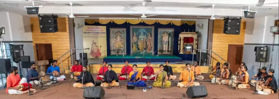 பஞ்ச ரத்ன கீர்த்தனைகளை பாடி அசத்திய ஈஷா சமஸ்கிரிதி மாணவர்கள்!
