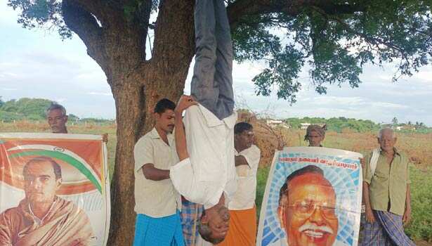 மரத்தில் தலைகீழாக தொங்கிய காங்கிரஸ் பிரமுகர்..!