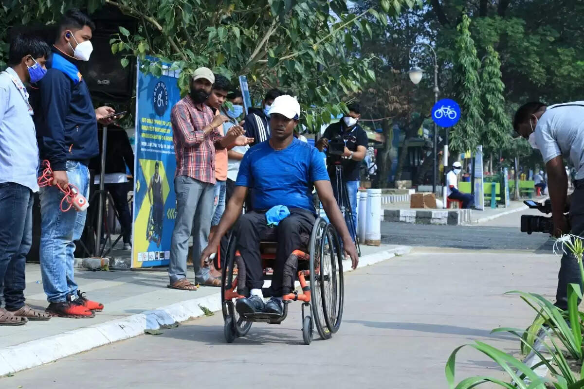 சர்க்கர நாற்காலியில் 24 மணி நேரத்தில் 213 கி.மீ பயணித்து கின்னஸ் சாதனை.. மனஉறுதி இருந்தால் முடக்கம் ஒரு தடையல்ல..