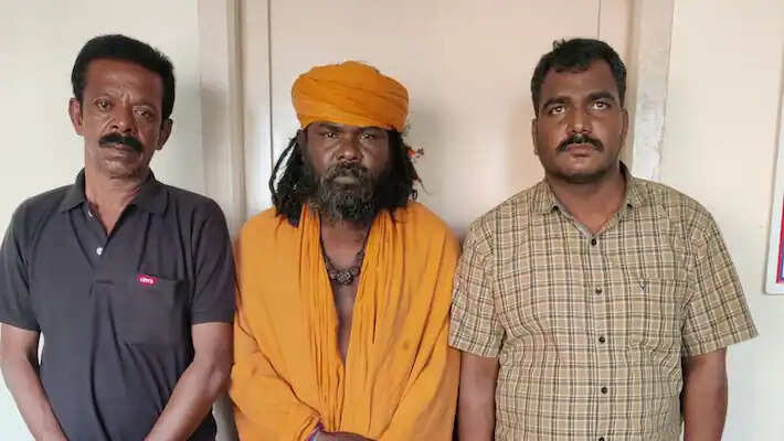 கோவில் வாசலில்... கஞ்சா விற்ற போலி சாமியார்.. ஸ்கெட்ச் போட்டு தூக்கிய போலீஸ்: நடந்தது என்ன? கோவில் வாசலில்... கஞ்சா விற்ற போலி சாமியார்.. ஸ்கெட்ச் போட்டு தூக்கிய போலீஸ்: நடந்தது என்ன?