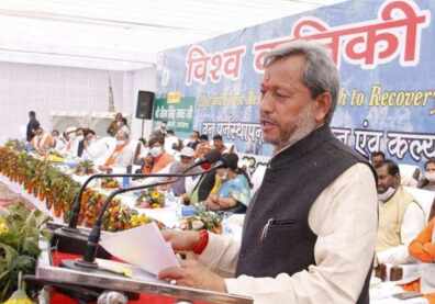 உத்தரகண்ட் முதலமைச்சர் நள்ளிரவில் திடீர் ராஜினாமா.. பதவியேற்ற 4 மாதங்களுக்குள் சிக்கல்!