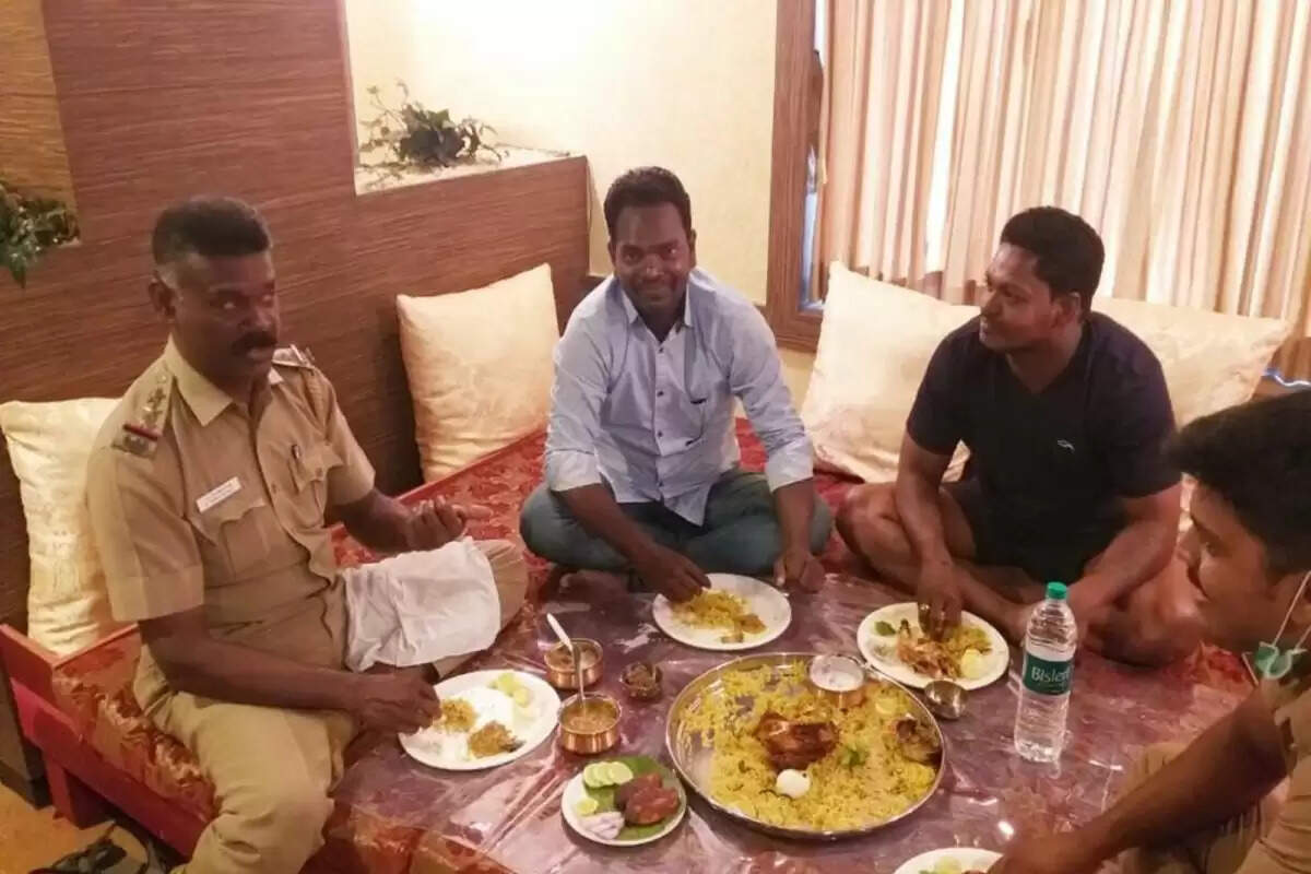 கஞ்சா கடத்தும் கும்பலுடன் இன்ஸ்பெக்டர் பிரியாணி விருந்து.. புகைப்படம் வைரல் ! கஞ்சா கடத்தும் கும்பலுடன் இன்ஸ்பெக்டர் பிரியாணி விருந்து.. புகைப்படம் வைரல் !
