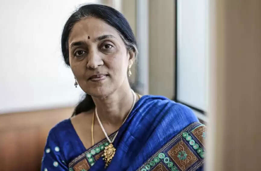 மர்ம சாமியாரோடு குளியல்… நாடு முழுவதும் வைரலாகும் சித்ரா ராமகிருஷ்ணா!!