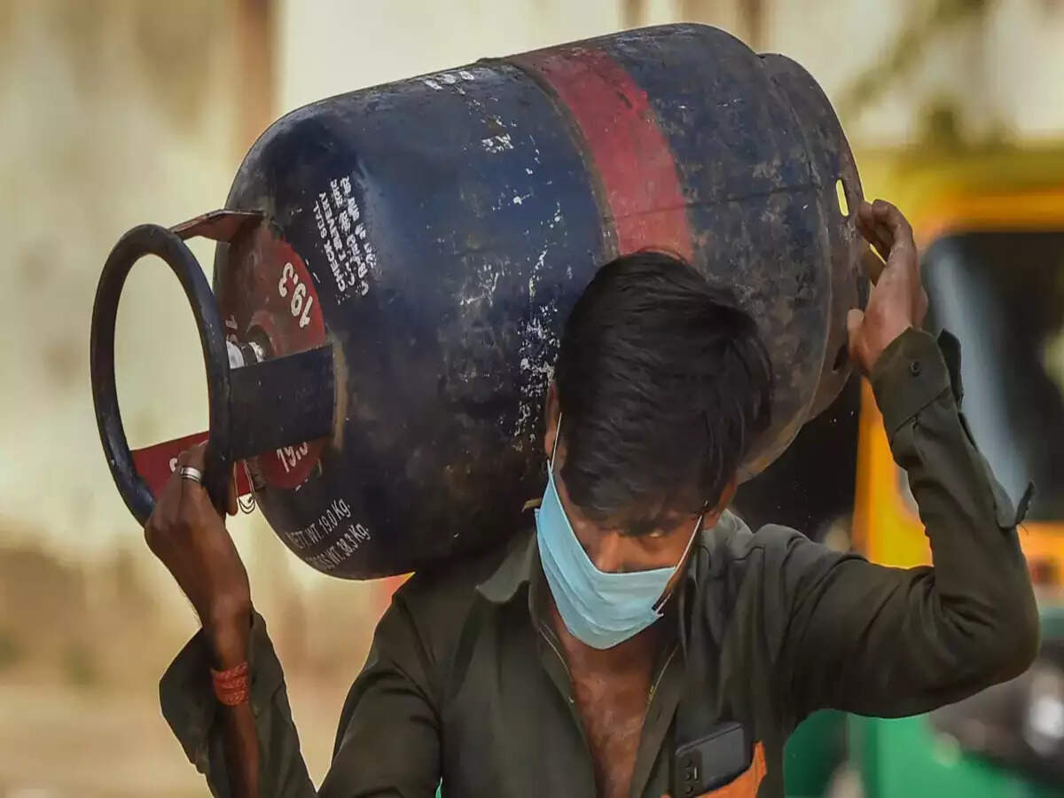 சிலிண்டர் விலை ரூ.134 குறைப்பு!!