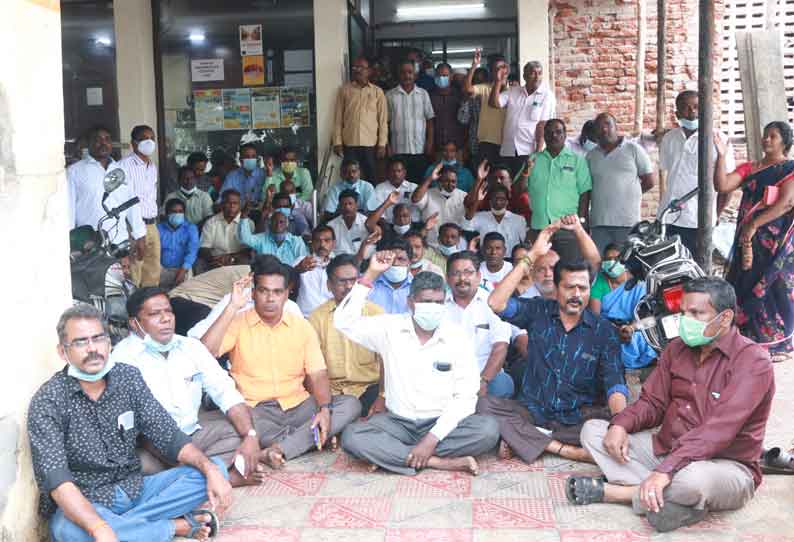 7 மாச சம்பளத்தை கொடுங்க.. சுற்றுலா வளர்ச்சிக் கழக ஊழியர்கள் முற்றுகை..!