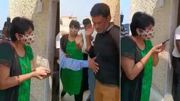 சங்கடத்தில் லதா ரஜினிகாந்த்.... கண்டு கொள்ளாத ரஜினி