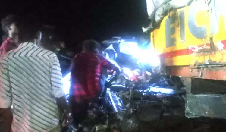 இரு லாரிகளுக்கு இடையே சிக்கிய கார்.. கணவன், மனைவி, மகள், தாய் என 4 பேரும் உயிரிழப்பு !!
