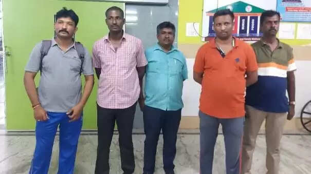 ஓடும் ரயிலில் பயணிகளிடம் அத்துமீறல்.. 3 போலீசார் உட்பட 5 பேர் கைது !!