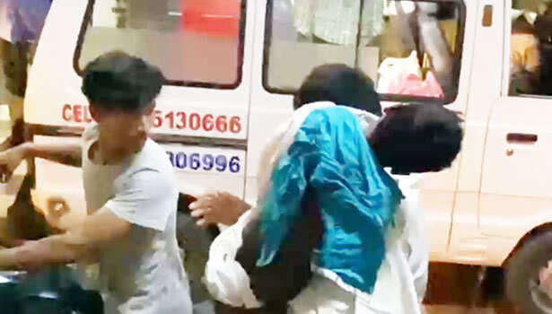 உயிரிழந்த மகனின் உடலை 90 கி.மீ பைக்கில் கொண்டு சென்ற தந்தை.. அதிர்ச்சி வீடியோ !!