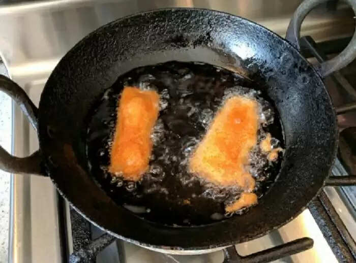 அடடே! பஜ்ஜி எண்ணெயில் கார் ஓட்டும் நபர்!!