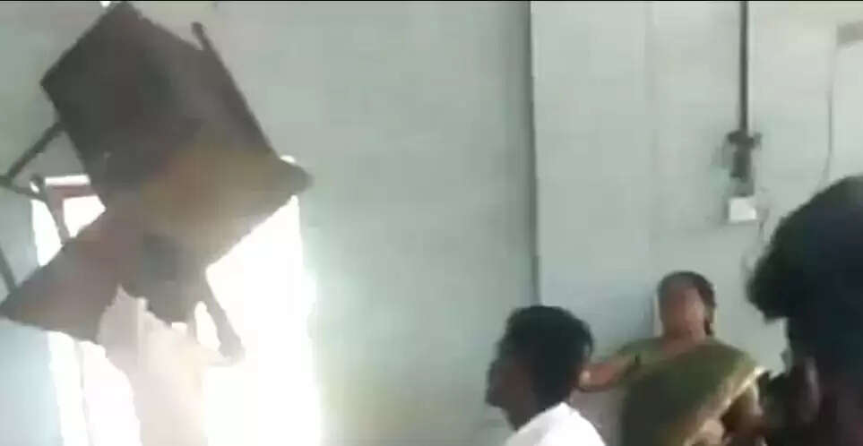 என்னதான் ஆச்சி நம் பிள்ளைகளுக்கு.. மேஜையை தூக்கி ஆசிரியரை தாக்க முயன்ற மாணவர்கள் !!